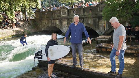 Udo Wachtveitl (links) und Miroslav Nemec drehten gestern an der Eisbachwelle einen neuen BR-&bdquo;Tatort&ldquo;.