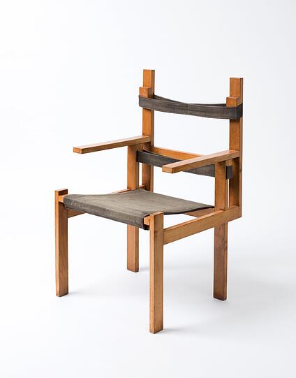 Man will ja nicht mäkeln, aber Marcel Breuers Lattenstuhl &bdquo;ti 1a&ldquo; von 1923 war noch lange nicht so schwungvoll und lässig wie später der Wassily-Chair, diese viel kopierte Ikone des westlichen Sitzmobiliars mit der griffigen Serienbezeichnung &bdquo;B 3&ldquo;. Das frühere Produkt war ja auch für eine Steuerkanzlei gedacht, gemütliches Zurücklehnen sollte bestimmt nicht angeregt werden. Wobei die Konstruktion deutlich an den berühmten Rietveld-Stuhl in Rot-gelb-blau erinnert, aber durch elastische Sitzflächen und Rückengurte natürlich um Vieles bequemer ist.
