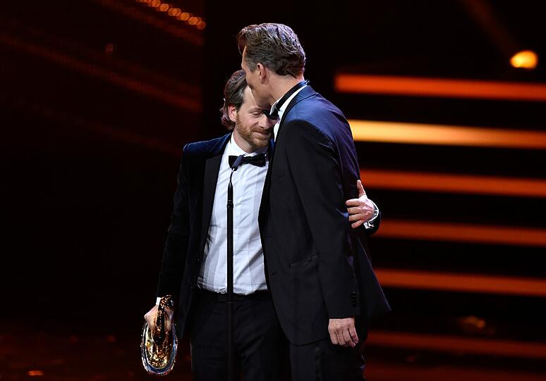 Oliver Masucci (r) und Fabian Busch erhalten den Bambi in der Kategorie "Film National".