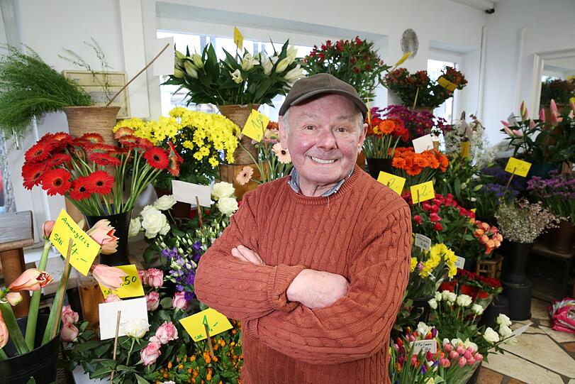 Peter Zacher in seinem Reich. Am Kurfürstenplatz verkauft er Blumen &ndash; und präsentiert seine Puppenwelt.