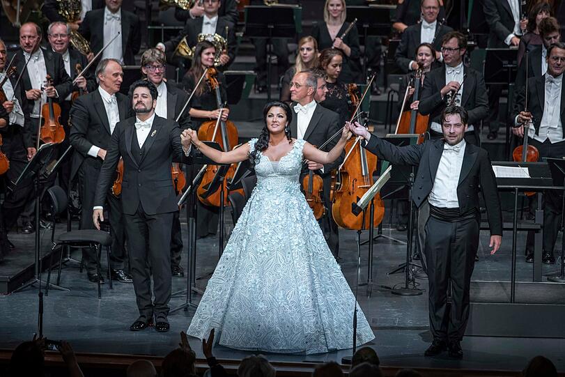 Endlich Glamour: Anna Netrebko, Yusif Eyvazov und das Mozarteumorchester Salzburg im Großen Festspielhaus.