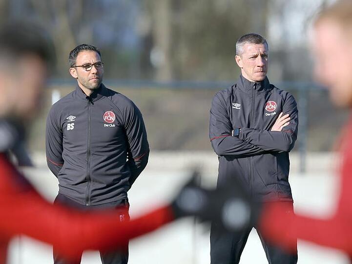 Boris Schommers (l) und Marek Mintal beobachten das Training der Mannschaft vom 1. FC Nürnberg.