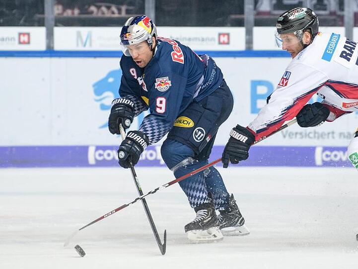 Derek Roy von München (l) und Andre Rankel von Berlin im Zweikampf um den Puck. Foto: Matthias Balk/dpa/Archivbild