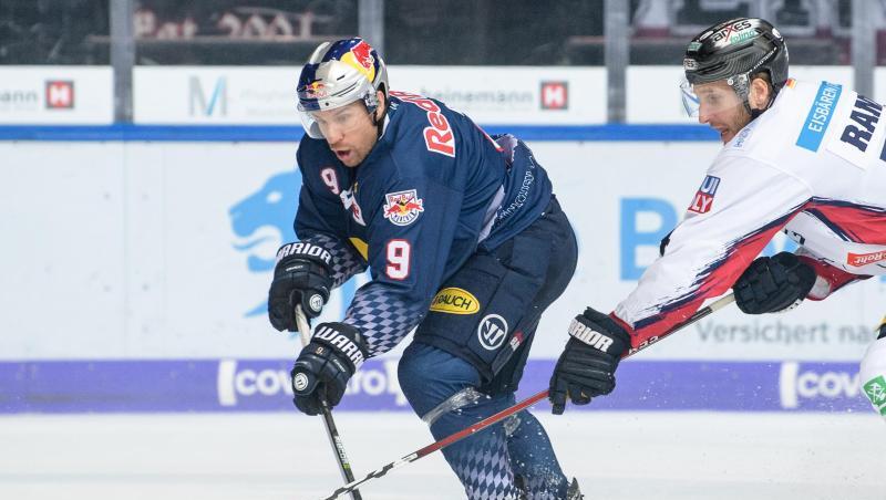 Derek Roy von München (l) und Andre Rankel von Berlin im Zweikampf um den Puck. Foto: Matthias Balk/dpa/Archivbild Derek Roy von München (l) und Andre Rankel von Berlin im Zweikampf um den Puck. Foto: Matthias Balk/dpa/Archivbild