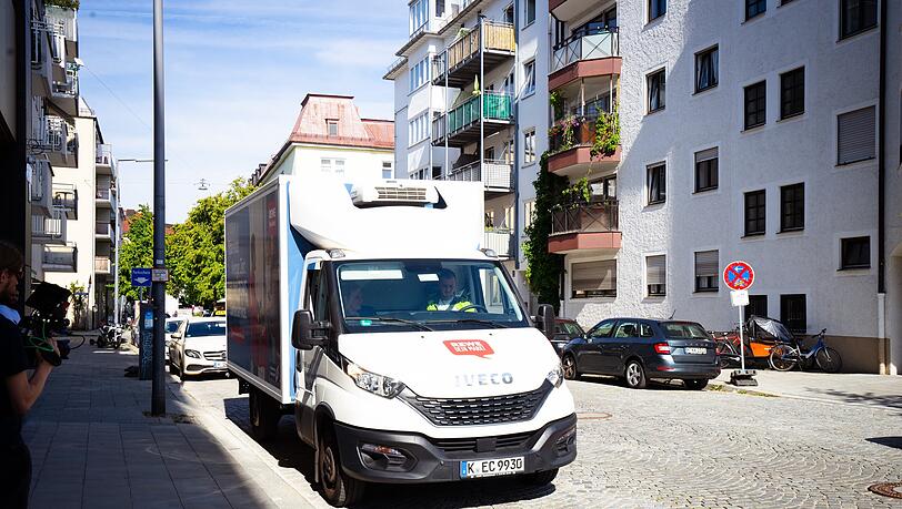 Mit dem REWE-Lieferservice können Sie eine Vielfalt an Lebensmitteln direkt vor die Haustüre bestellen. Mit dem REWE-Lieferservice können Sie eine Vielfalt an Lebensmitteln direkt vor die Haustüre bestellen.