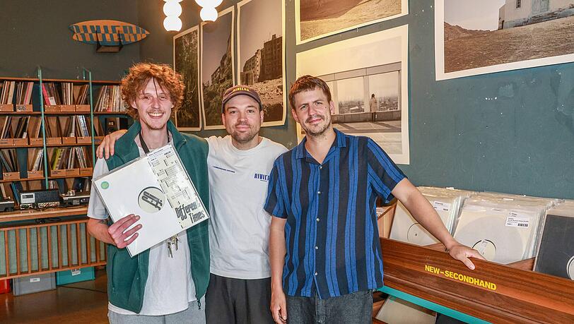 Jonas Dewes (v.l.), Max Piehler und David Hornung betreiben gemeinsam den Plattenladen Riviera Records im Rosental.