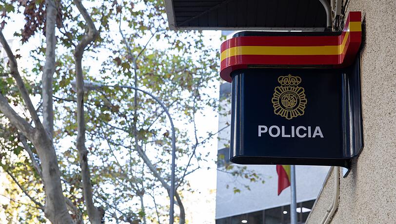 Spanische Polizisten haben auf Mallorca einen jungen Deutschen festgenommen, der in ein Hotelzimmer eingedrungen und dort einer wildfremden Frau ans Bein gefasst hat. Der Vorwurf lautet auf sexuelle Belästigung.