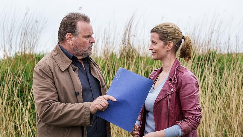 "Friesland: Tief im Dreck": Apothekerin Insa Scherzinger (Theresa Underberg, r.) und Kommissar Jan Brockhorst (Felix Vörtler) sind auf der Suche nach dem entscheidenden Hinweis.