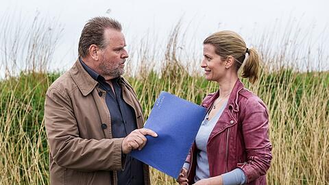 "Friesland: Tief im Dreck": Apothekerin Insa Scherzinger (Theresa Underberg, r.) und Kommissar Jan Brockhorst (Felix Vörtler) sind auf der Suche nach dem entscheidenden Hinweis.