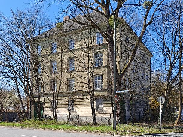 Erbaut 1903, überarbeitet in den 30ern: Mietshaus, Ziegelei und Klinkersteingeschäft J. Widmann in der Rosenheimer Straße.