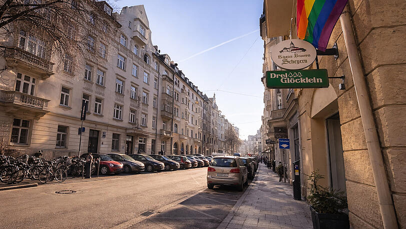 Hier zwischen schicken Altbauten, Caf&eacute;s, feiernden jungen Menschen und flanierenden Familien ist der Tod ganz nah. Zwei Bestatter bieten hier ihre Dienste an &ndash; f&uuml;r jeden sichtbar, mit gro&szlig;en Schaufenstern. Und eine K&uuml;nstlerin verkauft seit Jahren ihre selbstbemalten Urnen und S&auml;rge.
