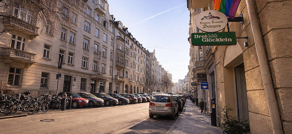 Hier zwischen schicken Altbauten, Caf&eacute;s, feiernden jungen Menschen und flanierenden Familien ist der Tod ganz nah. Zwei Bestatter bieten hier ihre Dienste an &ndash; f&uuml;r jeden sichtbar, mit gro&szlig;en Schaufenstern. Und eine K&uuml;nstlerin verkauft seit Jahren ihre selbstbemalten Urnen und S&auml;rge.