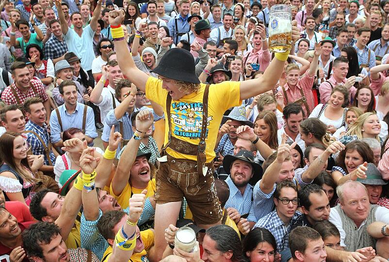 Der Besucherandrang ist enorm, die Stimmung ist mehr als ausgelassen. Die Impressionen vom ersten Wiesn-Tag.