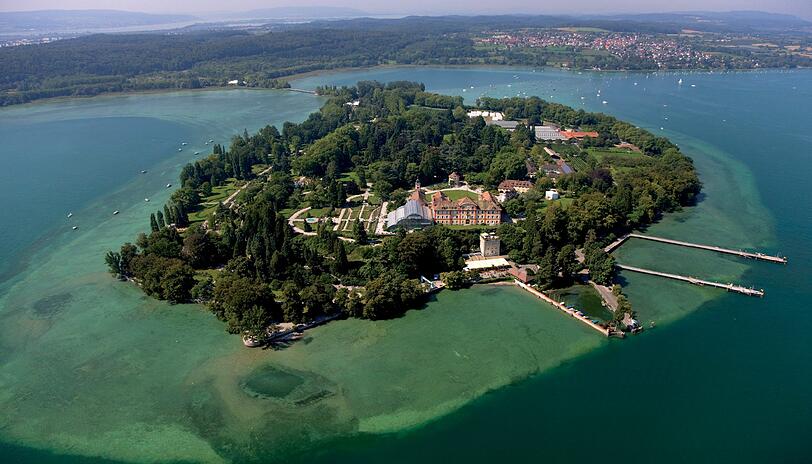 9. Bodensee mit Insel Mainau - Europäisches Binnengewässer: Der Bodensee (hier die Insel Mainau) verbindet Bayern mit Baden-Württemberg, Österreich und der Schweiz.