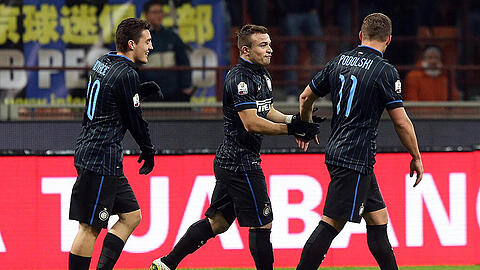 Dämpfer für Lukas Podolski(l): Er darf für Inter nicht in der Europa League spielen. Stattdessen wurde Xherdan Shaqiri (m) nachnominiert.