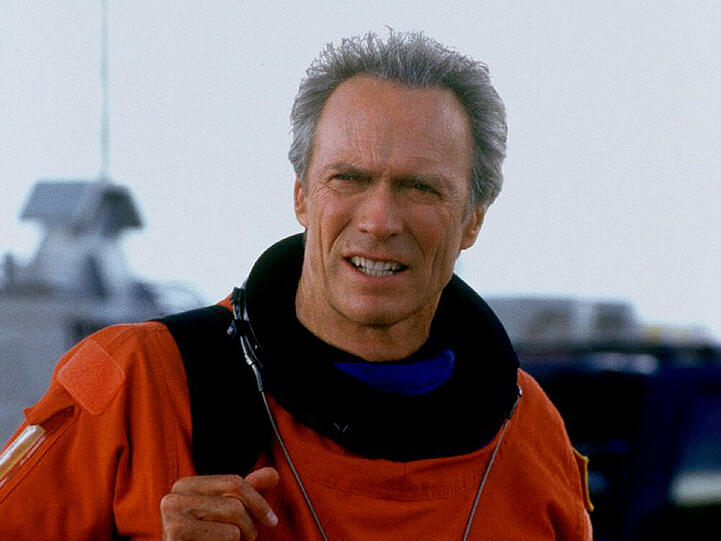 Auch das All erforschte er in einem Film. Als Astronauten-Opa flog er 2000 in "Space Cowboys" in den Weltraum, um die Erde zu retten.