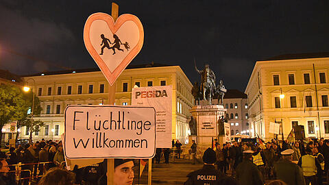 Bilder vom Pegida-Umzug in München: AZ-Lesereporter Djordje Matkovic war am Odeonsplatz vor Ort.