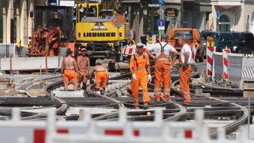 Der Bundesvorsitzende der IG BAU fordert einen höheren Mindestlohn.