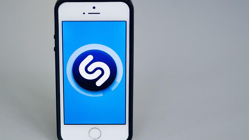 Apple kaufte den Musikerkennungsdienst Shazam. Informationen der Financial Times zufolge soll die Übernahme den iPhone-Konzern 400 Millionen Dollar gekostet haben.