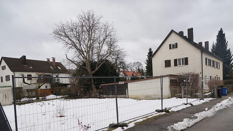 An der Bodenschneidstraße 14 steht bald dieses 420-Quadratmeter-Grundstück sehr günstig zum Verkauf.
