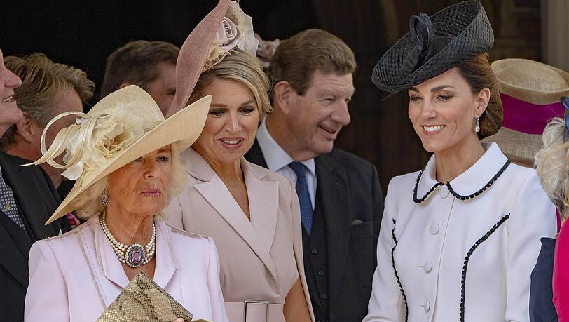 Herzogin Camilla ist vom "royalen Girls-Talk" zwischen Herzogin Kate und Königin Máxima "not amused". Herzogin Camilla ist vom "royalen Girls-Talk" zwischen Herzogin Kate und Königin Máxima "not amused".