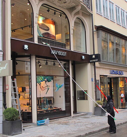 Diesen "artistischen" Fensterputzer hat AZ-Leser Djordje Matkovic in der Dienerstraße fotografiert.