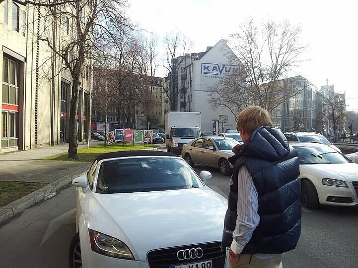 Das wird befolgt. Wer wegfährt, bekommt eine Anzeige, droht die Polizei. Doch dann passiert etwas Unerwartetes...