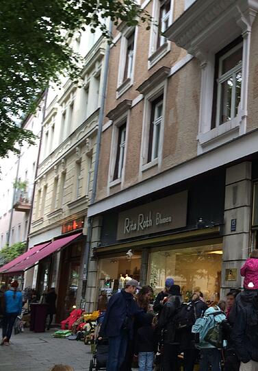 Auch vor den Geschäften - wie hier in der Wörthstraße - war mehr los als sonst.