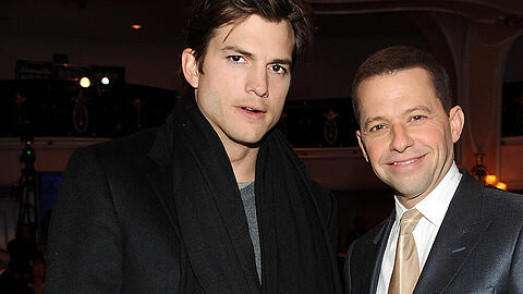 Ashton Kutcher (l.s) und Jon Cryer bei einer Veranstaltung in Beverly Hills