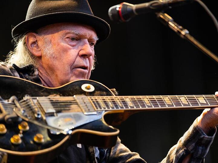 Das Ding macht richtig Krach: Neil Young beim Tourauftakt in Dresden.