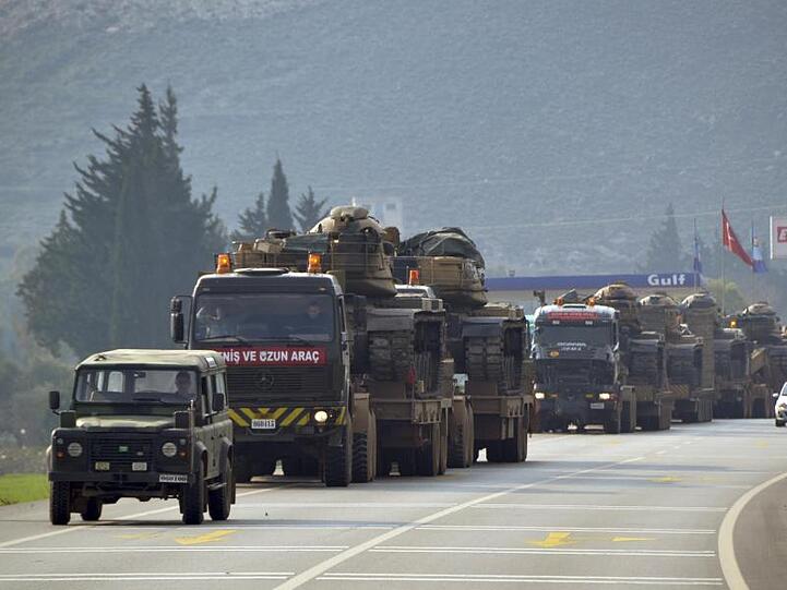 Türkischer Militärlaster mit Panzern und gepanzerten Fahrzeugen.