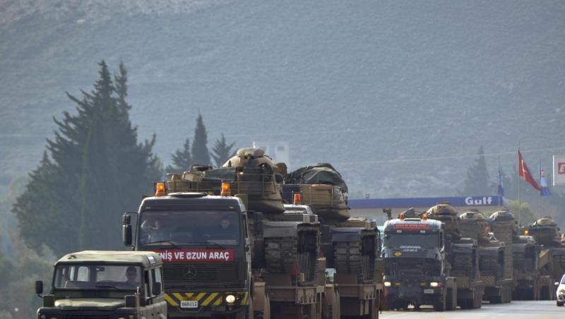 Türkischer Militärlaster mit Panzern und gepanzerten Fahrzeugen. Türkischer Militärlaster mit Panzern und gepanzerten Fahrzeugen.