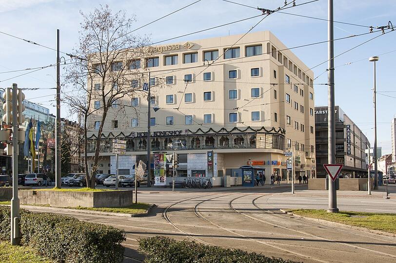 2017, mit eigenwilliger Fassade. So sah das Hotel vor dem Abriss aus.