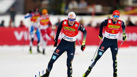 Vinzenz Geiger (l) und Julian Schmid siegten gemeinsam im Teamsprint beim Weltcup in Lahti.