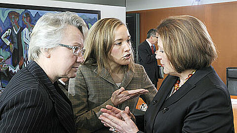 Justizministerin Sabine Leutheusser-Schnarrenberger (r-l, FDP), Familienministerin Kristina Schröder und Bildungsministerin Annette Schavan diskutieren eifrig