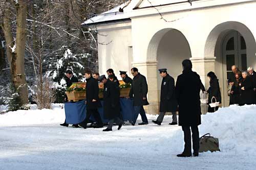 Die engste Familie und dazu rund 200 Freunde und Kollegen gaben dem zweifachen Familienvater die letzte Ehre.