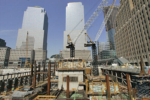 Der Freedom Tower von Daniel Liebeskind wird als Nachfolgebebauung seit dem 27. April 2006 auf dem Ground Zero an der Stelle des zerstörten und abgetragenen World Trade Centers gebaut.