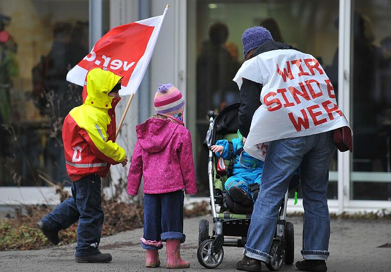 Zahlreiche Menschen treffen sich am Donnerstag (08.03.2012) vor dem DGB-Haus in München (Oberbayern) zu einer Demonstration. Kindergärten, Krankenhäuser, Gemeindeverwaltungen - in vielen Bereichen legten Beschäftigte in Bayern die Arbeit nieder. Die Dienstleistungsgewerkschaft Verdi fordert 6,5 Prozent mehr Geld für die bundesweit rund zwei Millionen Beschäftigten - mindestens aber ein Plus von 200 Euro im Monat.