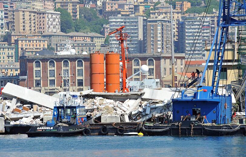 Der zusammenprall der "Jolly Nero" mit dem 54 Meter hohen Kontrollturm riss mindestens sieben Menschen in den Tod. Drei Hafenmitarbeiter werden noch vermisst.