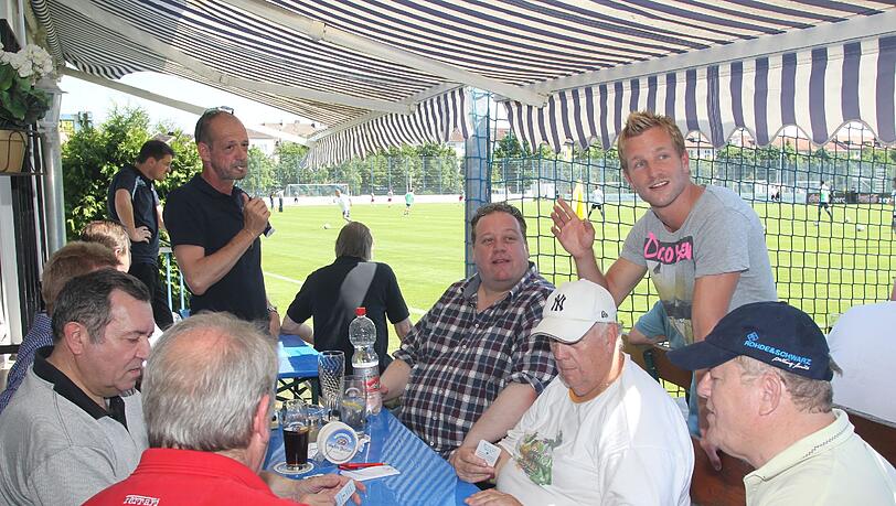 Stefan Aigner besuchte die Löwen. Stefan Aigner besuchte die Löwen.