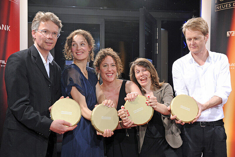 Nach der Verleihung des Förderpreises Deutsches Kino am 04.07.2014 in München (Bayern) freuen sich Ingo Fließ (Katagorie "Produktion" für seinen Film "Ein Geschenk der Götter"), Schauspielerin Vicky Krieps (Kategorie "Schauspiel" für ihren Film "Das Zimmermädchen Lynn") und Christina Schiewe mit Petra Brix (Förderpreis in Kategorie "Drehbuch") und Regisseur Ralf Westhoff (Kategorie "Regie" für seinen Film "Wir sind die Neuen") über ihre Auszeichnungen. Foto: Ursula Düren/dpa