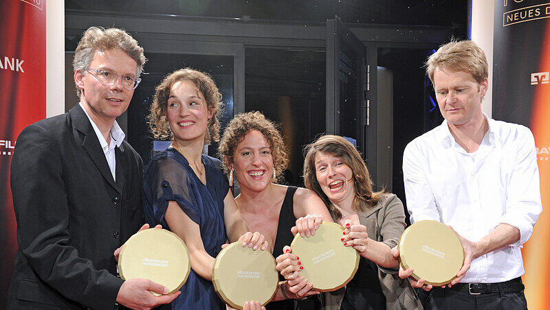 Nach der Verleihung des Förderpreises Deutsches Kino am 04.07.2014 in München (Bayern) freuen sich Ingo Fließ (Katagorie "Produktion" für seinen Film "Ein Geschenk der Götter"), Schauspielerin Vicky Krieps (Kategorie "Schauspiel" für ihren Film "Das Zimmermädchen Lynn") und Christina Schiewe mit Petra Brix (Förderpreis in Kategorie "Drehbuch") und Regisseur Ralf Westhoff (Kategorie "Regie" für seinen Film "Wir sind die Neuen") über ihre Auszeichnungen. Foto: Ursula Düren/dpa Nach der Verleihung des Förderpreises Deutsches Kino am 04.07.2014 in München (Bayern) freuen sich Ingo Fließ (Katagorie "Produktion" für seinen Film "Ein Geschenk der Götter"), Schauspielerin Vicky Krieps (Kategorie "Schauspiel" für ihren Film "Das Zimmermädchen Lynn") und Christina Schiewe mit Petra Brix (Förderpreis in Kategorie "Drehbuch") und Regisseur Ralf Westhoff (Kategorie "Regie" für seinen Film "Wir sind die Neuen") über ihre Auszeichnungen. Foto: Ursula Düren/dpa