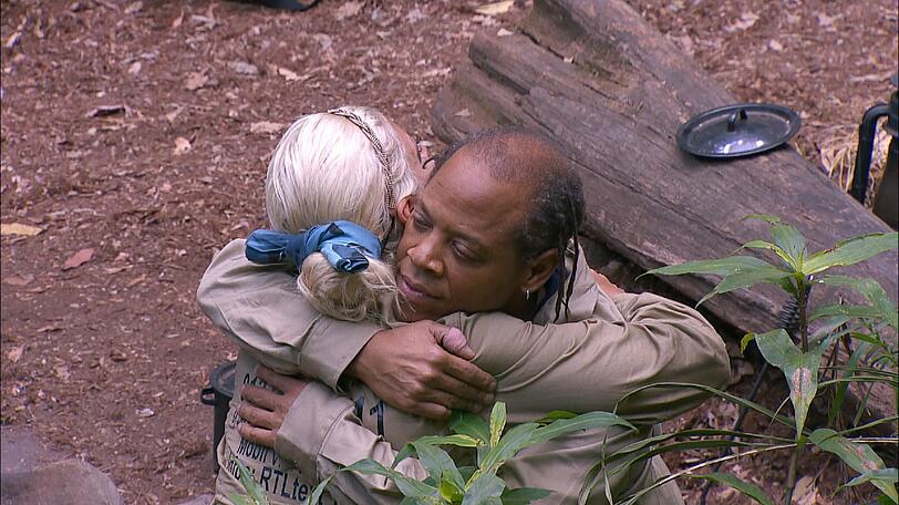 Ricky Harris und Sophia Wollersheim umarmen sich.