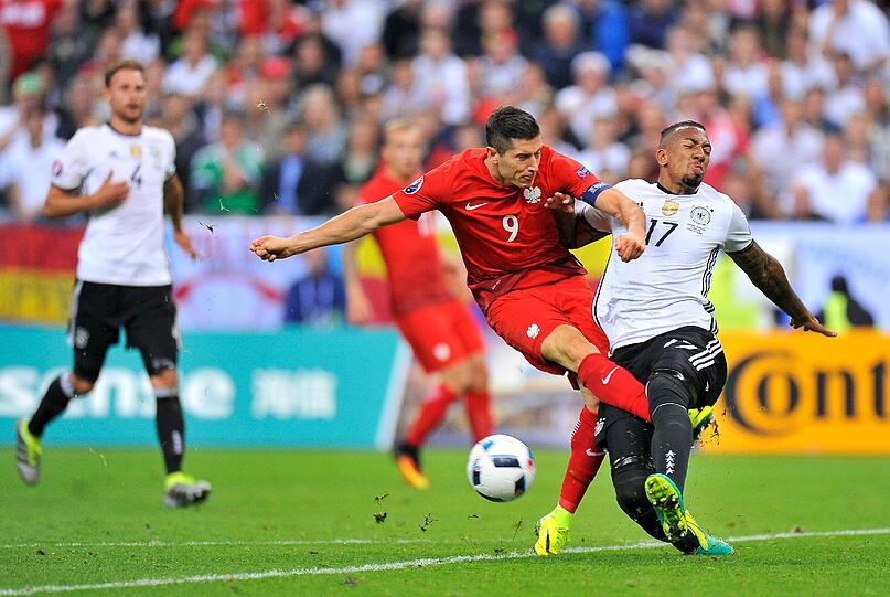 "Im Moment ist er nicht zu ersetzen für die Mannschaft", sagt Thomas Helmer über DFB-Abwehrchef Jérôme Boateng (r.), der hier gegen Polens Robert Lewandowski rettet.