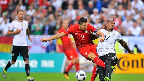 "Im Moment ist er nicht zu ersetzen für die Mannschaft", sagt Thomas Helmer über DFB-Abwehrchef Jérôme Boateng (r.), der hier gegen Polens Robert Lewandowski rettet.