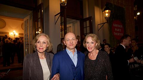Alice und Ellen Kessler mit Staatsintendant Josef E. Köpplinger