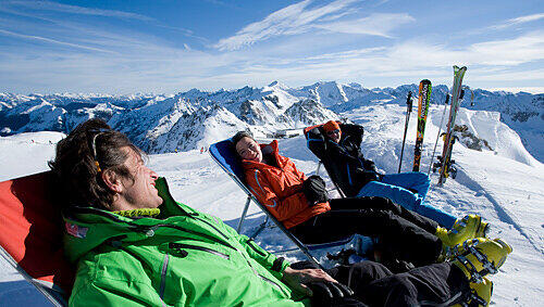 Obertauern: Sonnenanbeter genießen die milde Frühlingssonne Obertauern: Sonnenanbeter genießen die milde Frühlingssonne