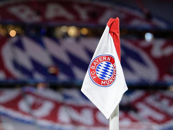 Das Logo des FC Bayern München ist auf der Eckfahne in der Allianz Arena zu sehen. Foto: Matthias Balk/dpa/Archivbild