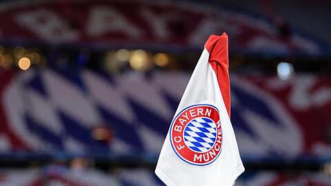 Das Logo des FC Bayern München ist auf der Eckfahne in der Allianz Arena zu sehen. Foto: Matthias Balk/dpa/Archivbild