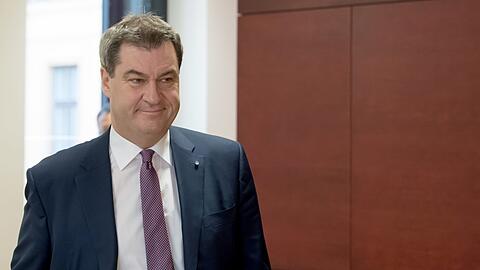 Markus Söder (CSU) kommt vor Beginn der Sondersitzung des bayerischen Landtags zur Wahl des bayerischen Ministerpräsidenten in den Landtag.